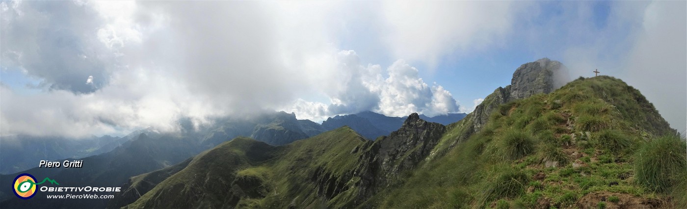 81 Panoramica salendo dall'omino alla croce di vetta del Tribortoi .jpg